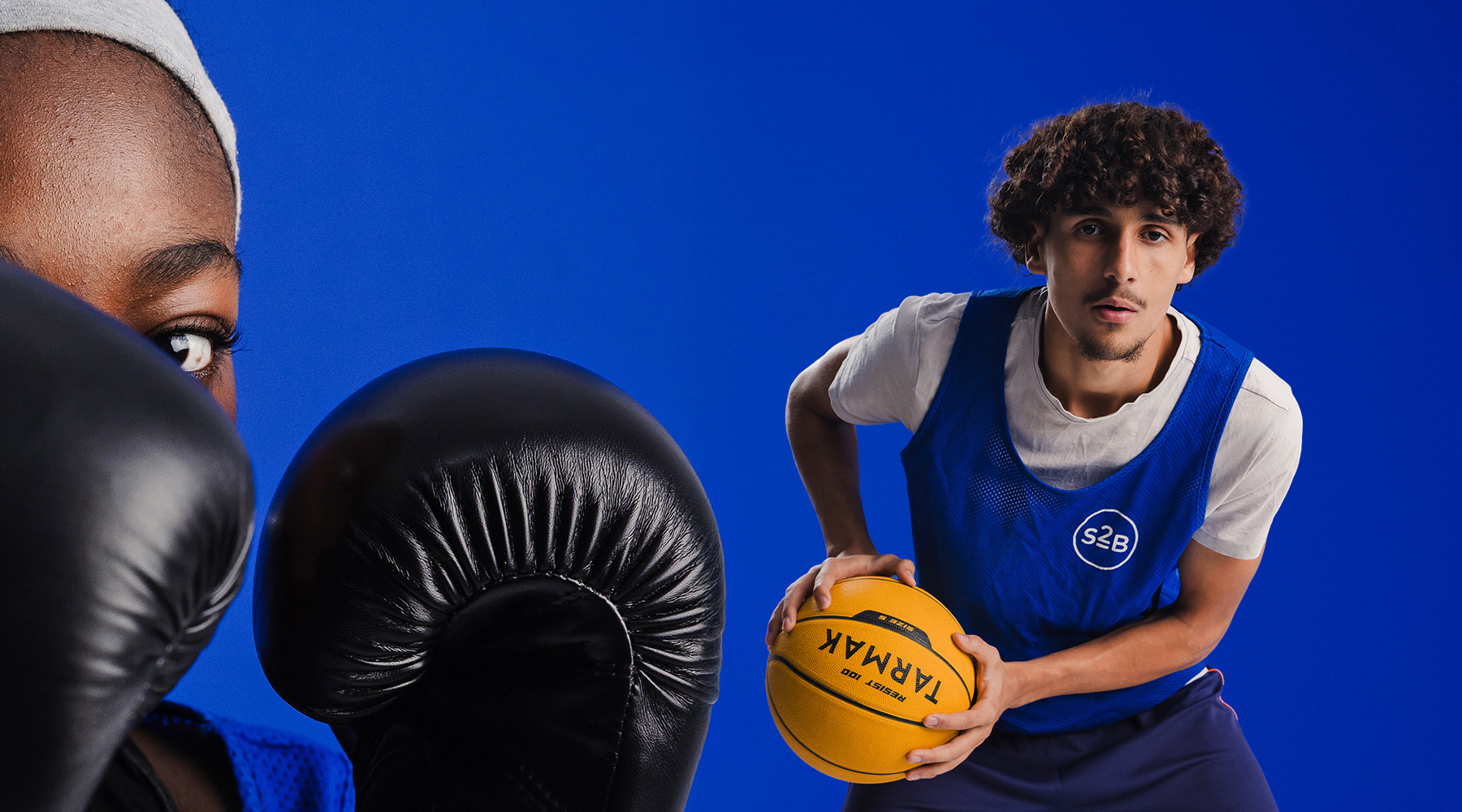 Image large au-dessus du footer